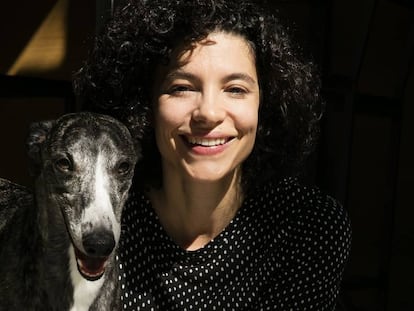 La actriz Irene Visedo y su perro 'John', a las puertas del café La Colectiva,
en el centro de Madrid.