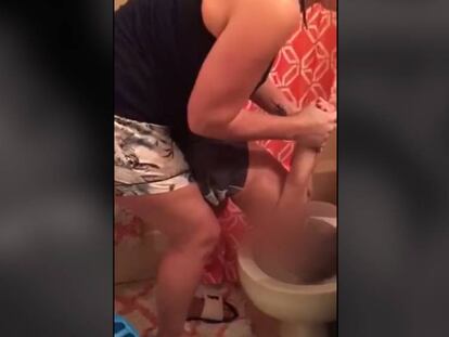Una madre castiga a su hijo metiéndole la cabeza en el retrete
