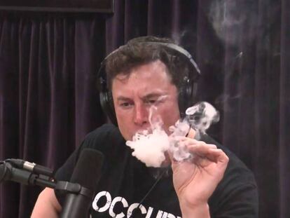 Elon Musk fuma marihuana en directo en un programa de radio. The Joe Rogan Experience