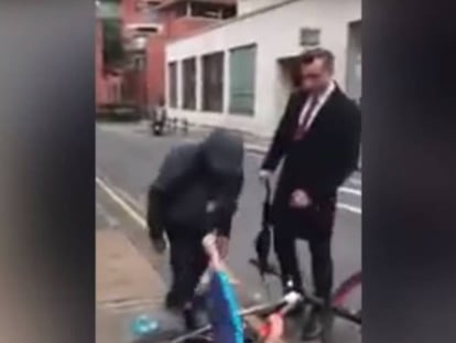 En vídeo, un joven es golpeado por un hombre que intenta robarle la bicicleta en Mánchester (Reino Unido).