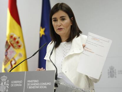 La ministra Carmen Montón muestra correos electrónicos durante la rueda de prensa de este lunes.