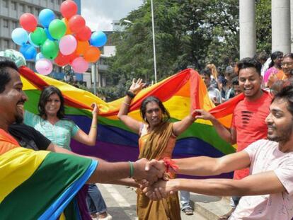 Miembros de la comunidad LGTBI celebran la sentencia este jueves en Bangalore.
