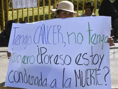 Personas con cáncer se manifiestan para tener mejores tratamientos en La Paz (Bolivia). En vídeo, declaraciones de especialistas de la OMS y la AIIC.