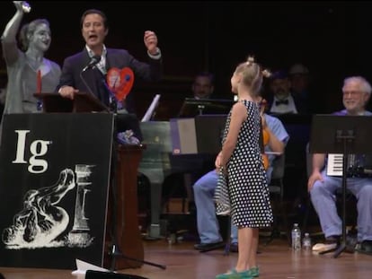 El español Francisco Alonso, gritando al recibir el Ig Nobel de la Paz.