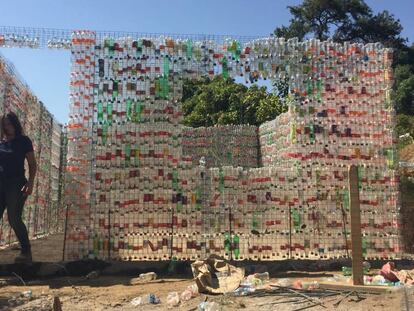 Casa de botellas de plástico en proceso de construcción para damnificados por el sismo del 19 de septiembre de 2017.