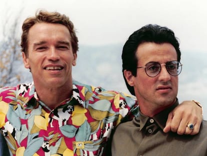 Arnold Schwarzenegger y Sylvester Stallone en Cannes en 1990. Es su primera foto juntos.