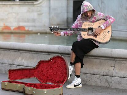 Justin Bieber tocando su guitarra a los pies del Victoria Memorial.