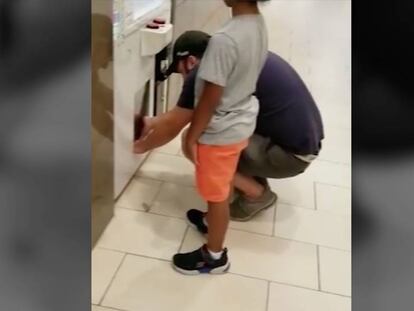 Um homem usa uma criança para roubar os prêmios de uma máquina de jogos em shopping dos EUA.