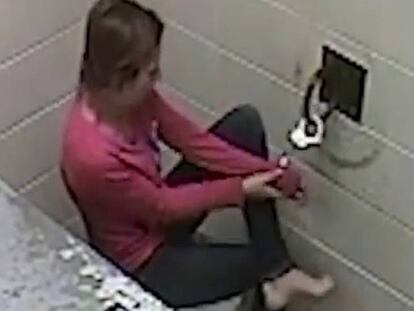 En vídeo, una mujer de Wisconsin se quita las esposas y sale de su celda