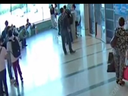 En vídeo, una mujer es captada en un aeropuerto de Rusia vendiendo a su bebé por 40 euros