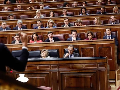 El presidente del Gobierno, Pedro Sánchez, se dirige a la bancada popular en el Congreso de los Diputados.