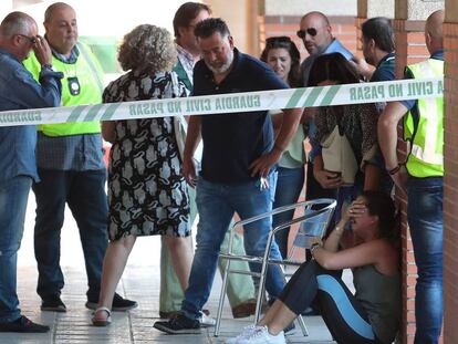 Familiares de la mujer asesinada a manos de su expareja en Granada.