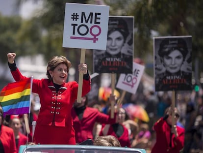 La abogada Gloria Allred en el desfile del Orgullo Gay, en Los Ángeles, el pasado junio. En vídeo, la condena a Cosby.