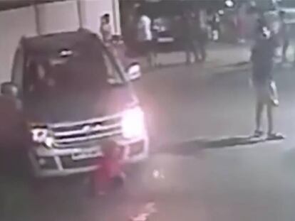 Un niño sale ileso tras pasarle un coche por encima cuando se abrochaba los zapatos