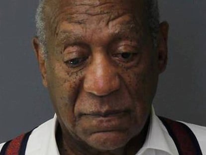 El actor Bill Cosby al ingresar al establecimiento penitenciario del condado de Montgomery.