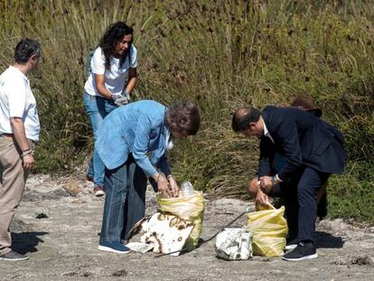 La reina Sofía (tercera izquierda) junto al consejero delegado de Ecoembes, Oscar Martín (segundo derecha), recogiendo basura en Menorca.