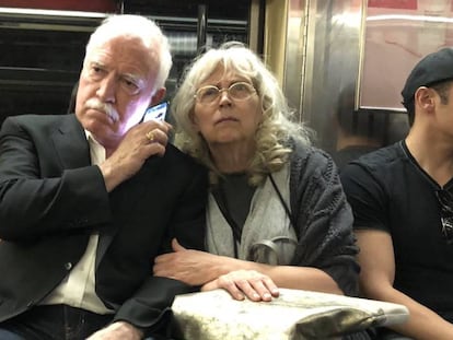 Una pareja sigue en el metro de Nueva York la declaración de Kavanaugh. ‏