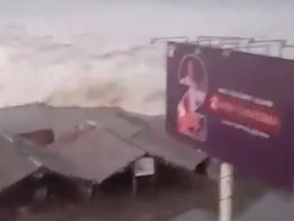 El tsunami llega a la ciudad de Palu, en Indonesia.
