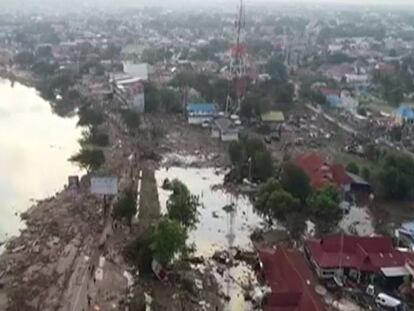 El paso del tsunami por la isla de Cébeles, en Indonesia, a vista de dron.