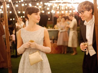 Felicity Jones y Eddie Redmayne en la película 'La teoría del todo' en 2014.