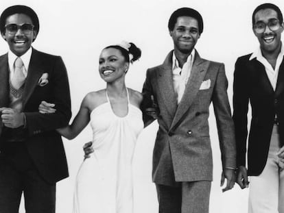 Bernard Edwards, Norma Jean Wright, Nile Rodgers y Tony Thompson: componentes de Chic, en 1977. En vídeo, la banda interpreta 'Le Freak'.