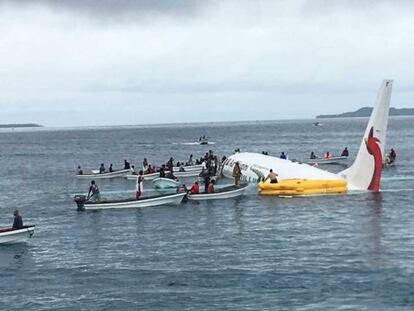 Avión accidentado en las aguas de una laguna en Weno (Micronesia). En el vídeo, buzos de la Marina de Estados Unidos ayudando en el rescate de los pasajeros.
