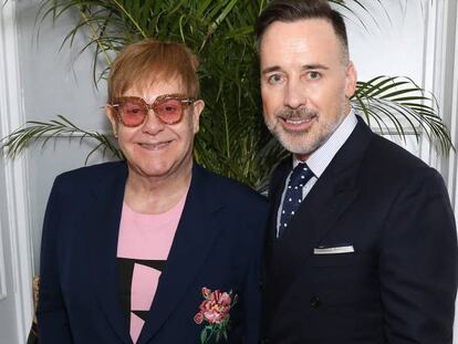 Elton John y su marido David Furnish, en Londres, en junio. En el vídeo, trailer de 'Rocketman', el biopic dedicado al artista.