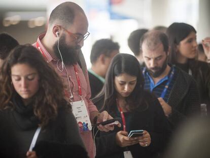Varias personas utilizan sus teléfonos móviles en el Mobile World Congress, el pasado marzo en Barcelona.