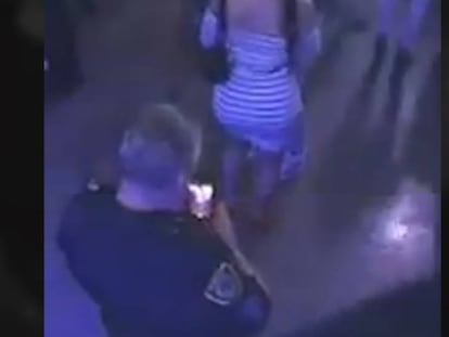 En el vídeo, se puede ver como el agente sacó una fotografía lasciva de una mujer.