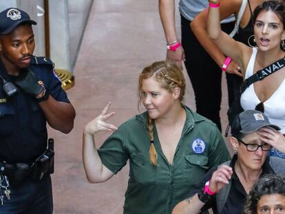 Amy Schumer y Emily Ratajkowski, detenidas en una manifestación contra Kavanaugh