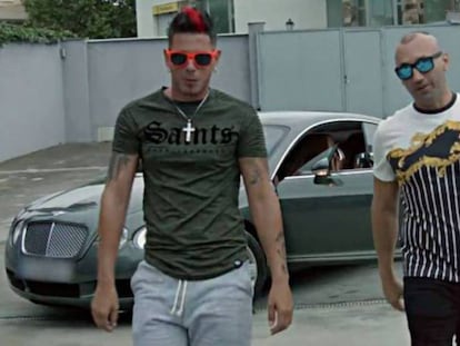 El cantante Clase A junto a Francisco Tejón, en una imagen de su videoclip.