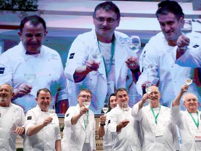 El cocinero Juan Mari Arzak, acompañado por sus compañeros de profesión: Karlos rguiñano, Martin Berasategi, Andoni Luis Aduriz, Eneko Atxa, Josean Allia, Pedro Subijana e Hilario Arbelaitz, durante un homenaje al restaurador donostiarra celebrado en el congreso San Sebastián Gastronomika, que celebra su vigésima edición.