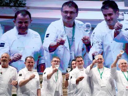 El cocinero Juan Mari Arzak, acompañado por sus compañeros de profesión: Karlos rguiñano, Martin Berasategi, Andoni Luis Aduriz, Eneko Atxa, Josean Allia, Pedro Subijana e Hilario Arbelaitz, durante un homenaje al restaurador donostiarra celebrado en el congreso San Sebastián Gastronomika, que celebra su vigésima edición.