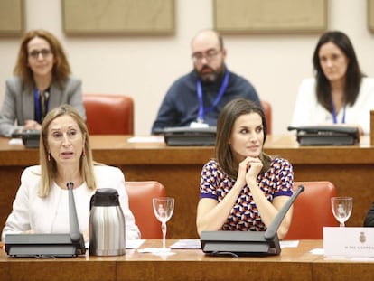 FOTO: De izquierda a derecha: la presidenta del Congreso, Ana Pastor, la reina Letizia y el presidente de Salud Mental España, Nel Anxelu González Zapico en el Congreso de los Diputados. / VÍDEO: La Reina se emociona con un testimonio en el Día de la Salud Mental.