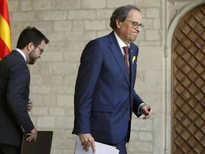 El presidente de la Generalitat, Quim Torra, y su vicepresidente, Pere Aragonès (ERC) tras una rueda de prensa este viernes.