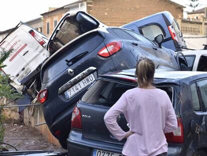 Video: images recorded by residents on Tuesday and shared on social media. Photo: Cars piled up after the flooding in Mallorca.