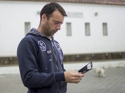 Un hombre intenta utilizar su móvil en Valdezufre, una población con 313 habitantes.