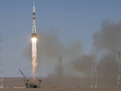 FOTO: El cohete 'Soyuz', en el momento del lanzamiento este jueves desde el cosmódromo de Baikonur. VÍDEO: El despegue.