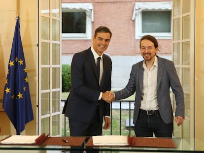 Pedro Sánchez y Pablo Iglesias firman el acuerdo entre Gobierno y Unidos Podemos sobre los Presupuestos.