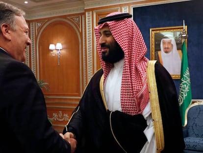 El secretario de Estado Mike Pompeo saluda al príncipe heredero Mohamed bin Salmán, el martes en Riad. En vídeo, declaraciones de Trump sobre el caso Khashoggi.