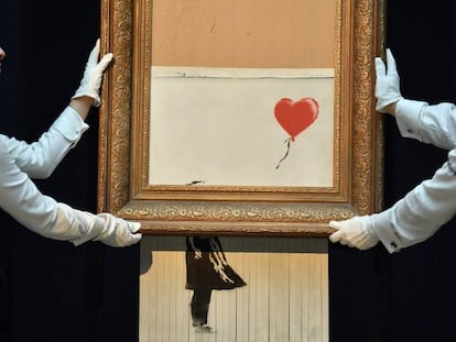 Empleados de Sotheby’s colocan la obra semidestruida de Banksy, el pasado viernes.