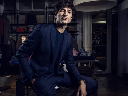 Andres Velencoso, fotografiado en una tienda de Cortefiel de Madrid el miércoles 17 de octubre / En vídeo: entrevista a Andrés Velencoso P.CASADO