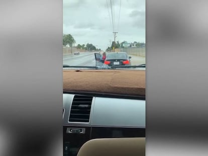 Una madre persigue y azota a su hijo de trece años en medio de la carretera