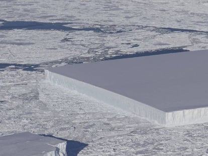 Bloque de hielo rectangular encontrado por la NASA.