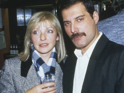 FOTO: Freddie Mercury, con su amiga (y posterior heredera) Mary Austin, en el Royal Albert Hall de London en noviembre de 1985. / VÍDEO: Tráiler de 'Bohemian Rhapsody'.