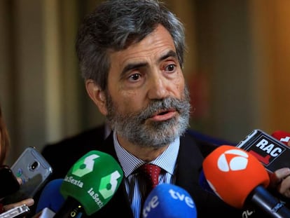 El presidente del Tribunal Supremo, Carlos Lesmes, atiende a los medios.