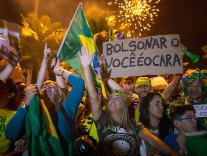 Partidários de Bolsonaro comemoram sua vitória no domingo no Rio de Janeiro. Em vídeo, primeiros protestos no Brasil depois da vitória de Bolsonaro.