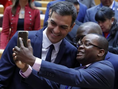 Vídeo promocional de la Cumbre Parlamentaria Mundial contra el Hambre y la Malnutrición que se celebra en el Senado de Madrid los días 29 y 30 de octubre.. FAO. Foto: El presidente del Gobierno, Pedro Sánchez, se hace una foto con Enrique Ramón Eseng Mansogo, miembro de la delegación de Guinea Ecuatorial y abogado. (GTRES)