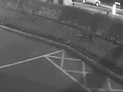 El ladrón acercándose al vehículo