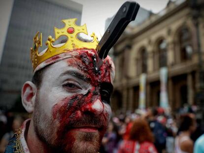 Desfile zombi en el centro de São Paulo para conmemorar el Día de los Muertos